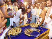 Telangana CM offers Rs 5 cr gold at Tirupati