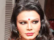 Cops fail to trace Rakhi Sawant in Valmiki case