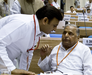 Akhilesh Yadav meets Mulayam, sends reconciliation signals