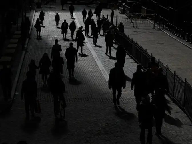 US jobless claims rise, labor market still tightening