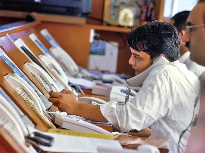 'BUY' or 'SELL' ideas from experts for Tuesday, 28 March 2017