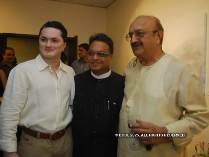 Retired tycoon Vijaypat Singhania and son indicate they are ready for truce
