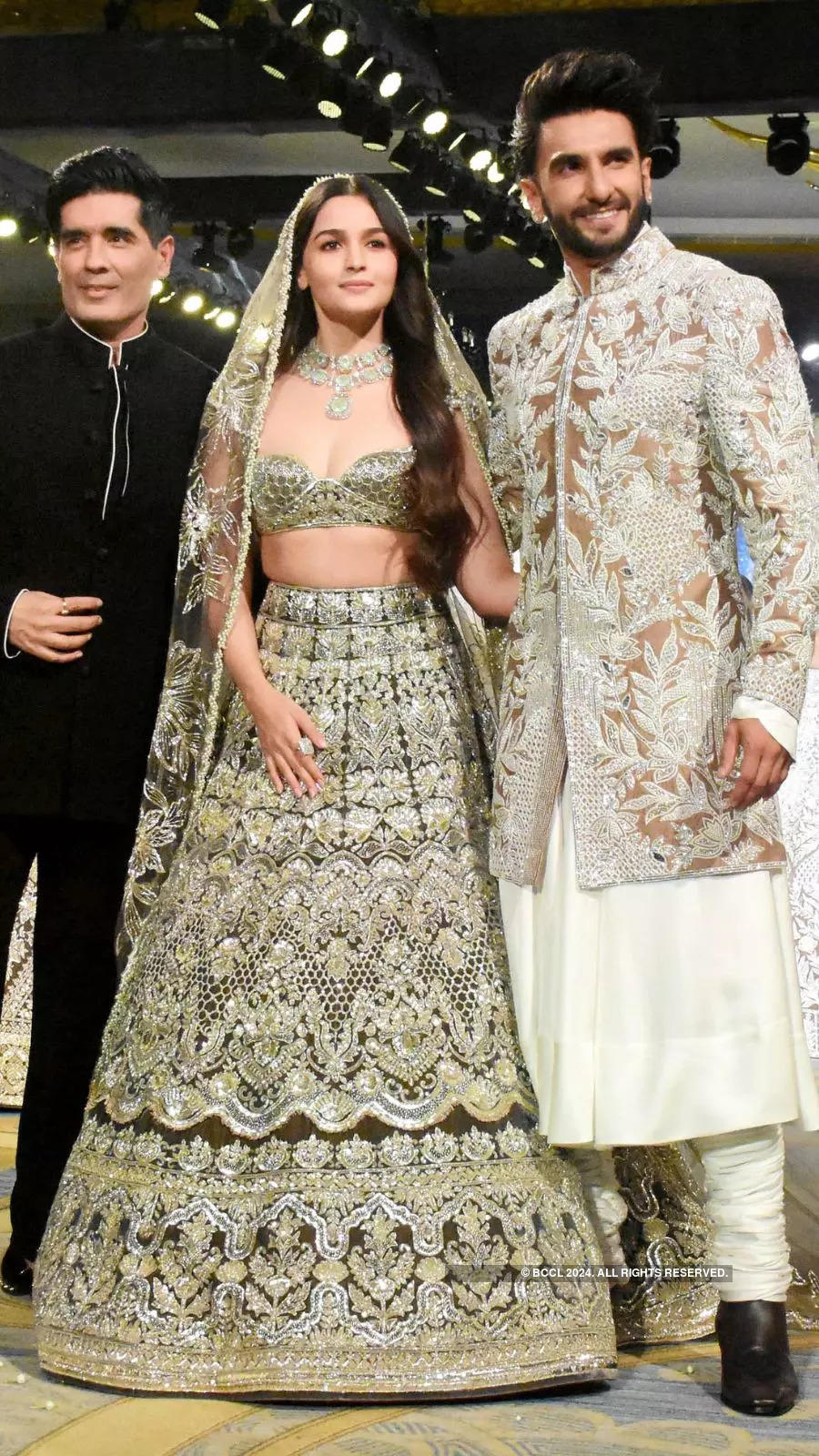 Bride Stuns In A Dusty Pink Stone-Studded Manish Malhotra Lehenga Pairs  With Sleek Diamond Jewellery | Elbi̇se, Parti kıyafetleri, Moda stilleri