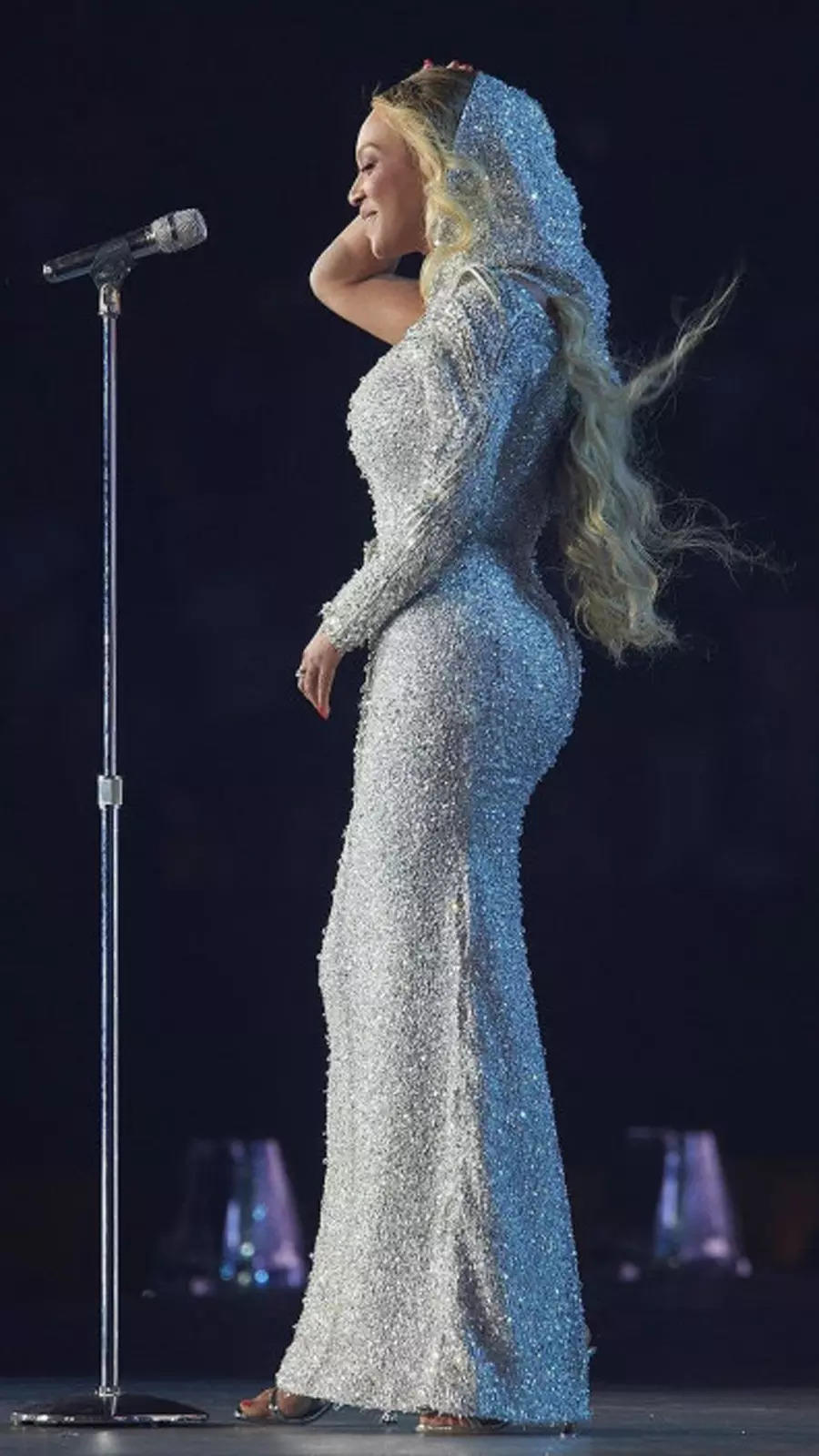 Beyonce dress: 20,000 crystals, 40,000 sequins: Check out Beyonce's dress  made by Indian designer