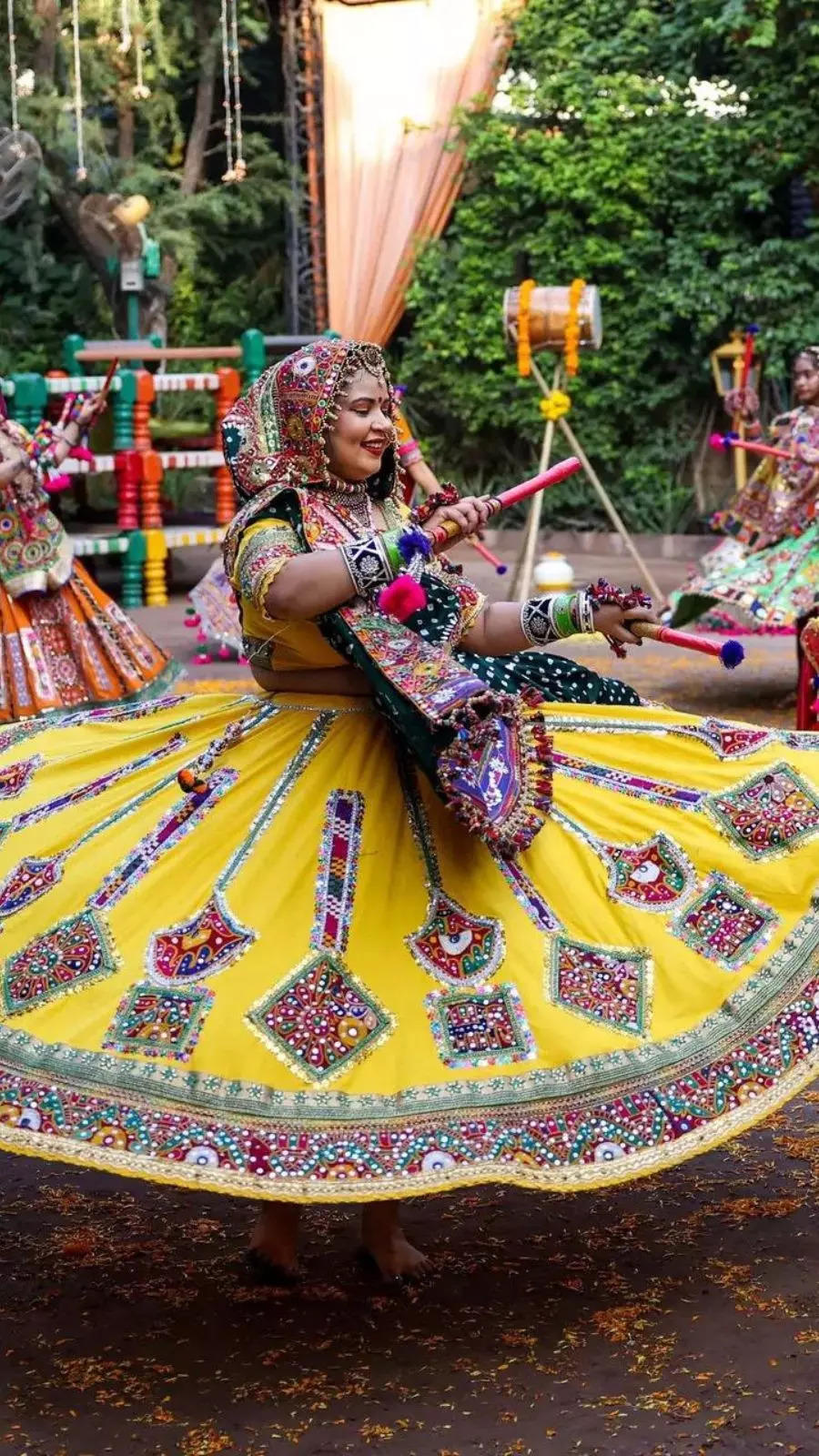 Navratri Garbha dress photo poses ideas with dandiya sticks /garba pose  with sandhya sticks /siri m - YouTube