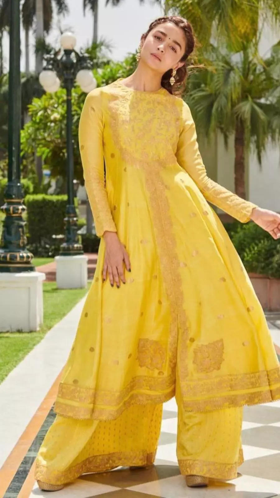 Indian Wedding Dresses: 21 Exciting Fusion Ideas | Noivas indianas,  Vestidos indianos, Belos vestidos