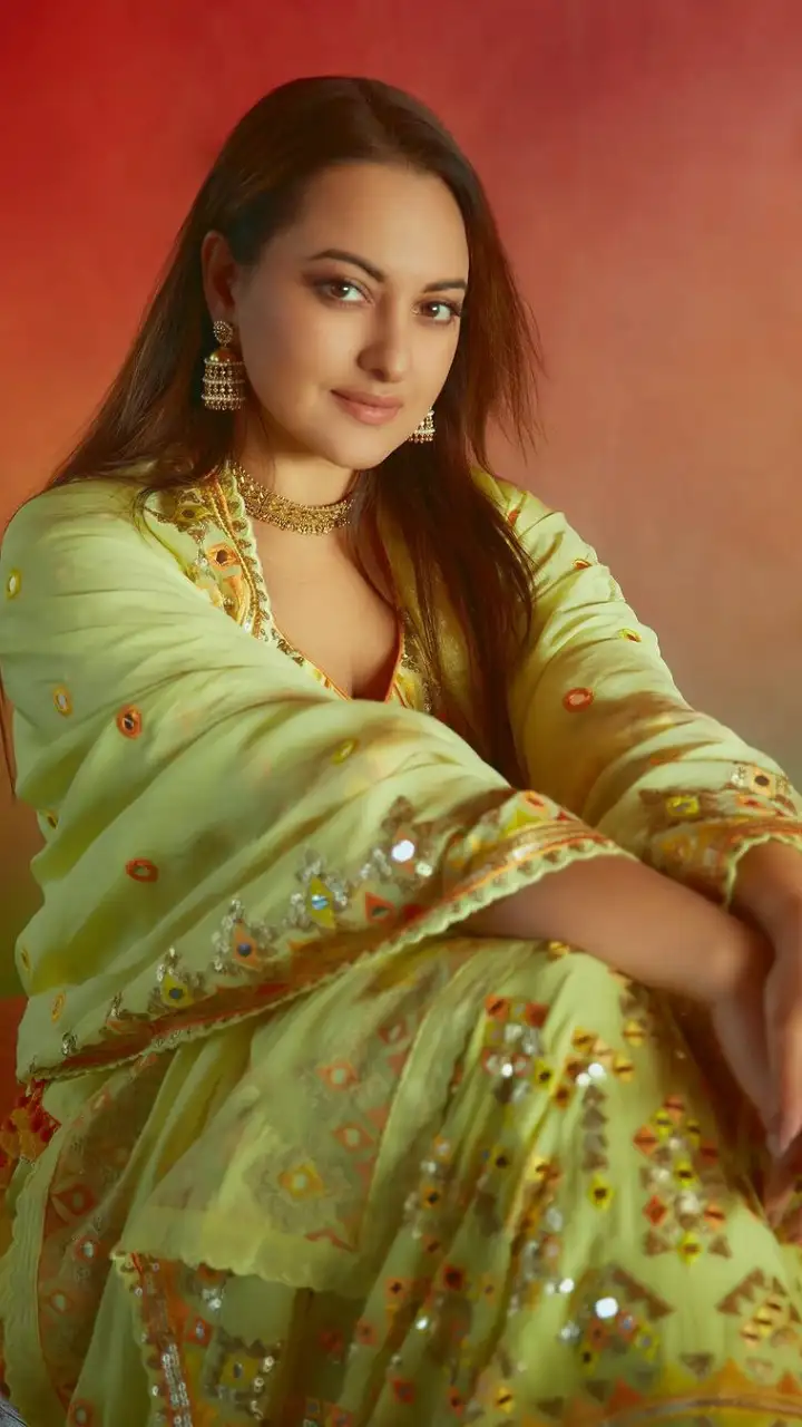 Hariyali Teej: 7 Stunning Green Outfits Inspired by Bollywood Actresses |  EconomicTimes