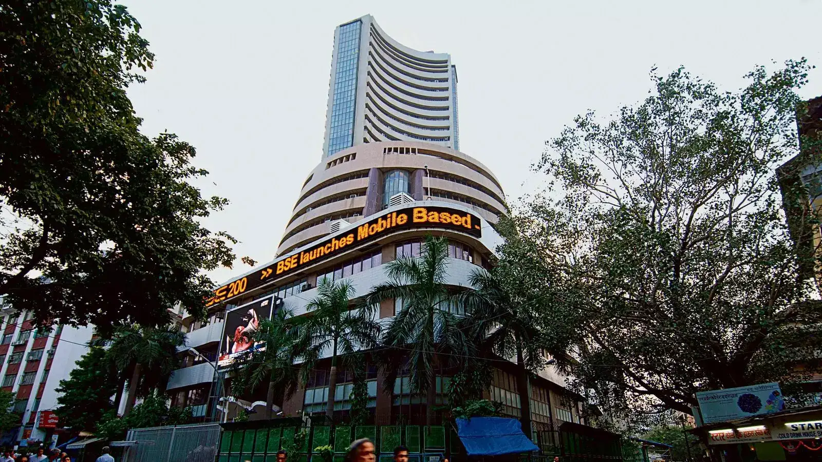 ET Market Watch: Sensex gains 90 pts, Nifty holds 25,500 ahead of US tariff deadline