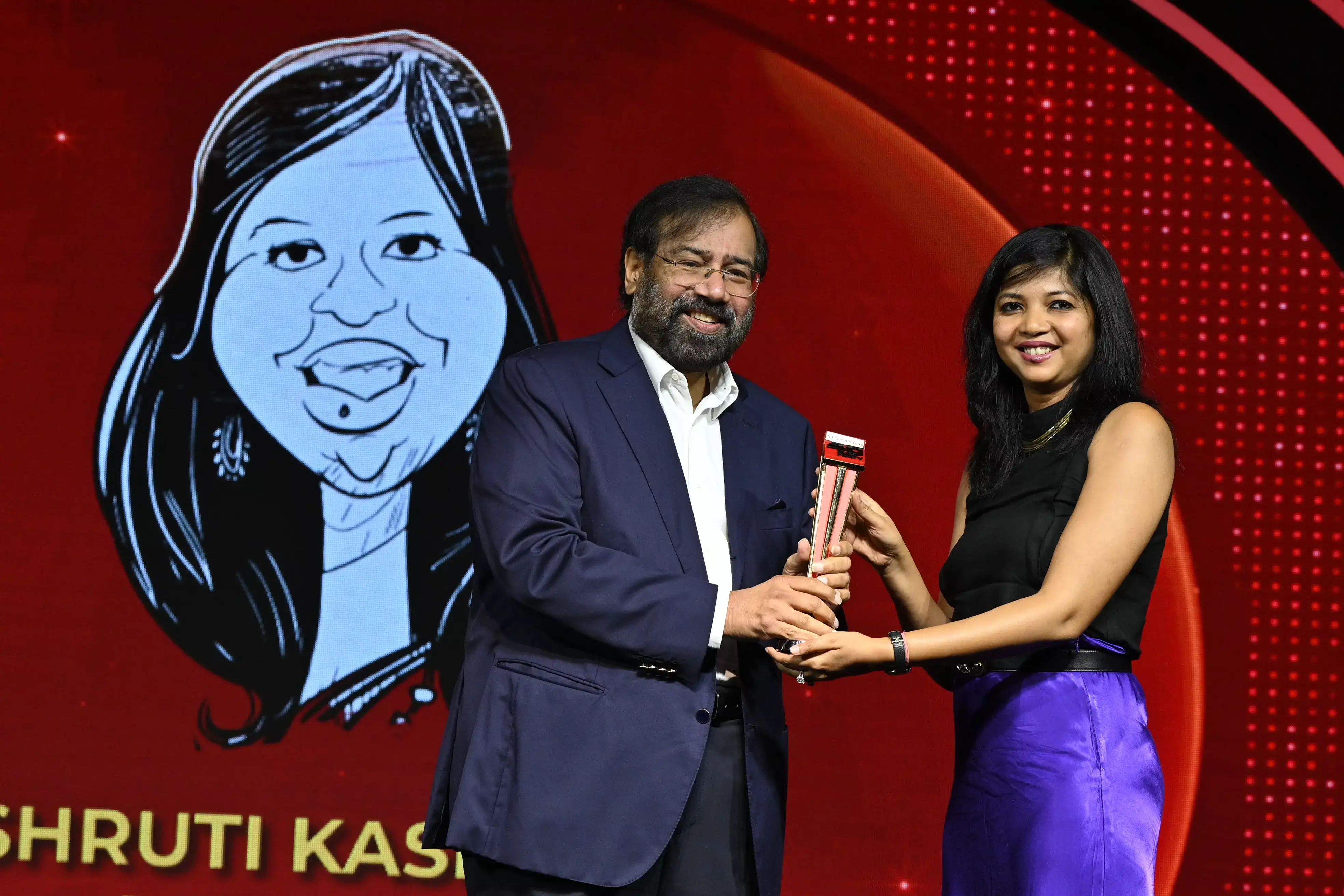 Jury chair Harsh Goenka, Chairman, RPG Enterprises, presenting the trophy to Shruti Kashyap, CIO, Hindustan Unilever