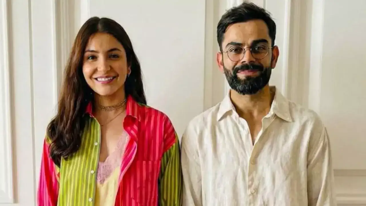 Virat Kohli and Anushka Sharma posing with fans in Mumbai