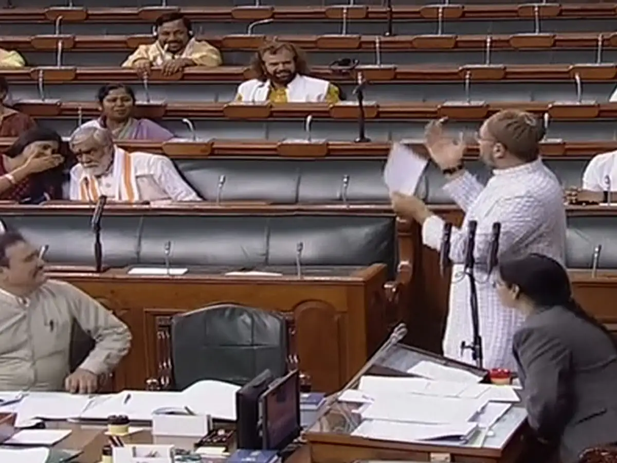 House rules slogans; heckling another