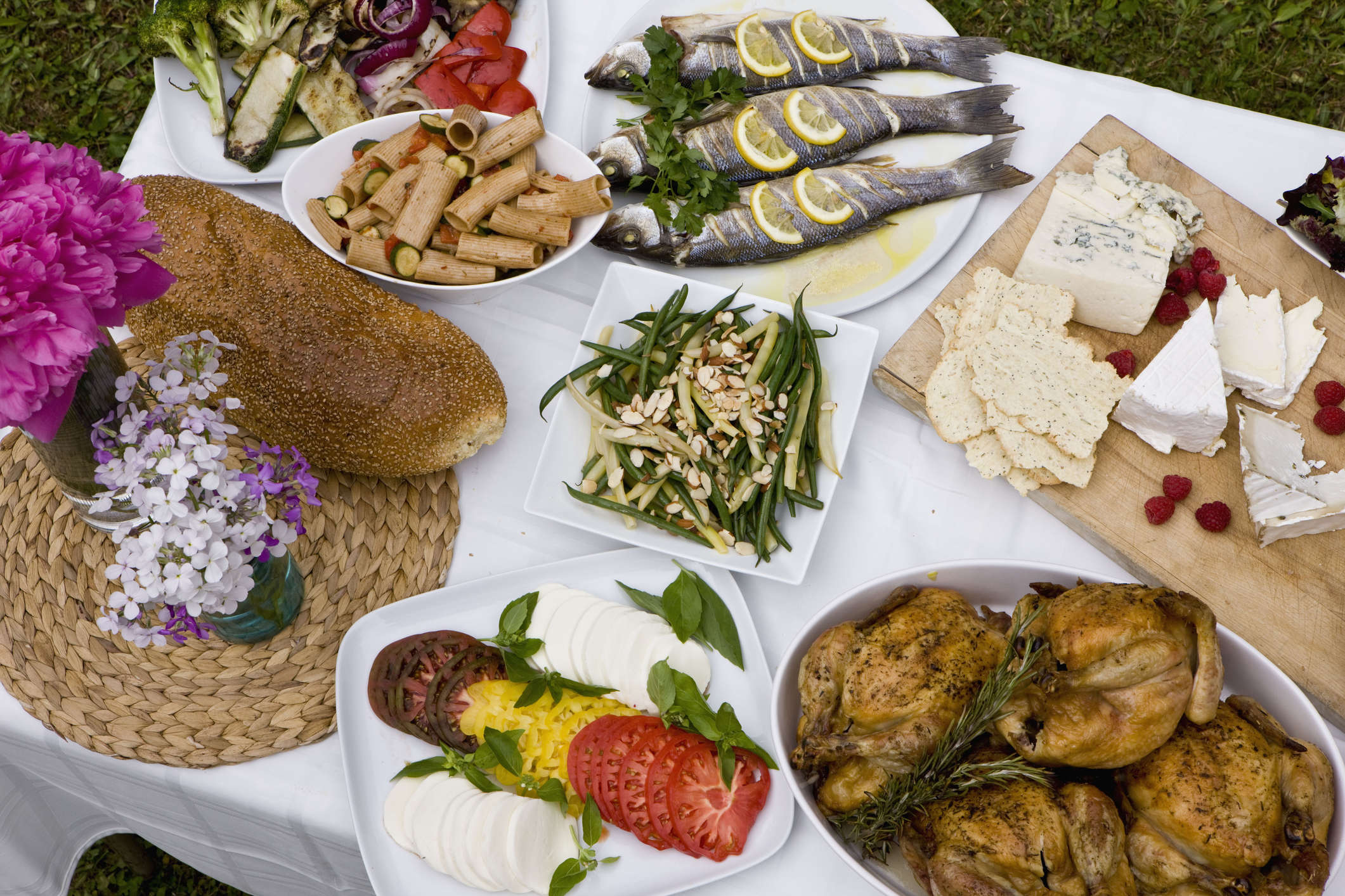 Much food. Средиземноморская кухня свадьба. Кейтеринг стол сверху. Тратят еда. Гурме-ужин Египет.