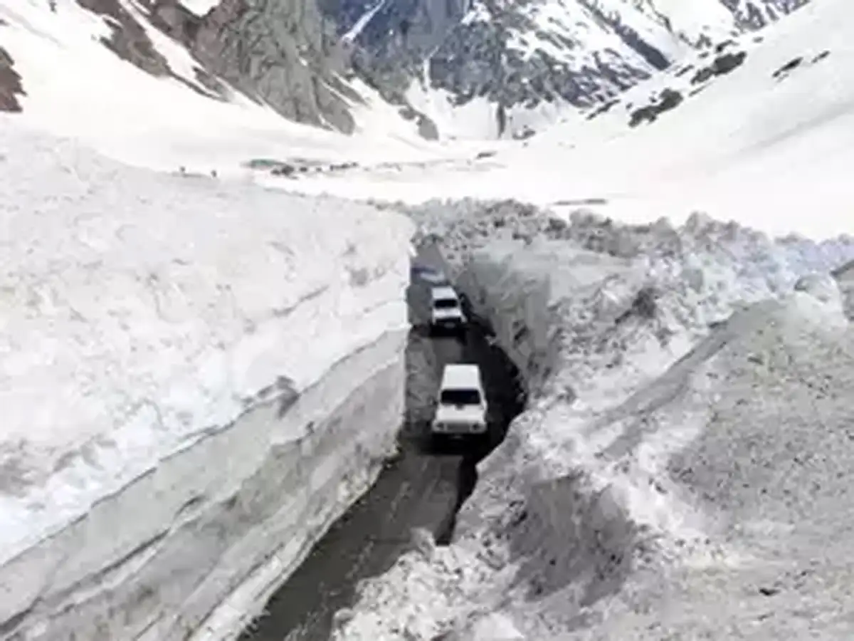 stranded tourists, locals Zojila Pass