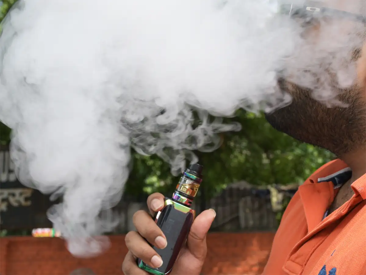 Prohibit e-cigarettes campus, sensitise students