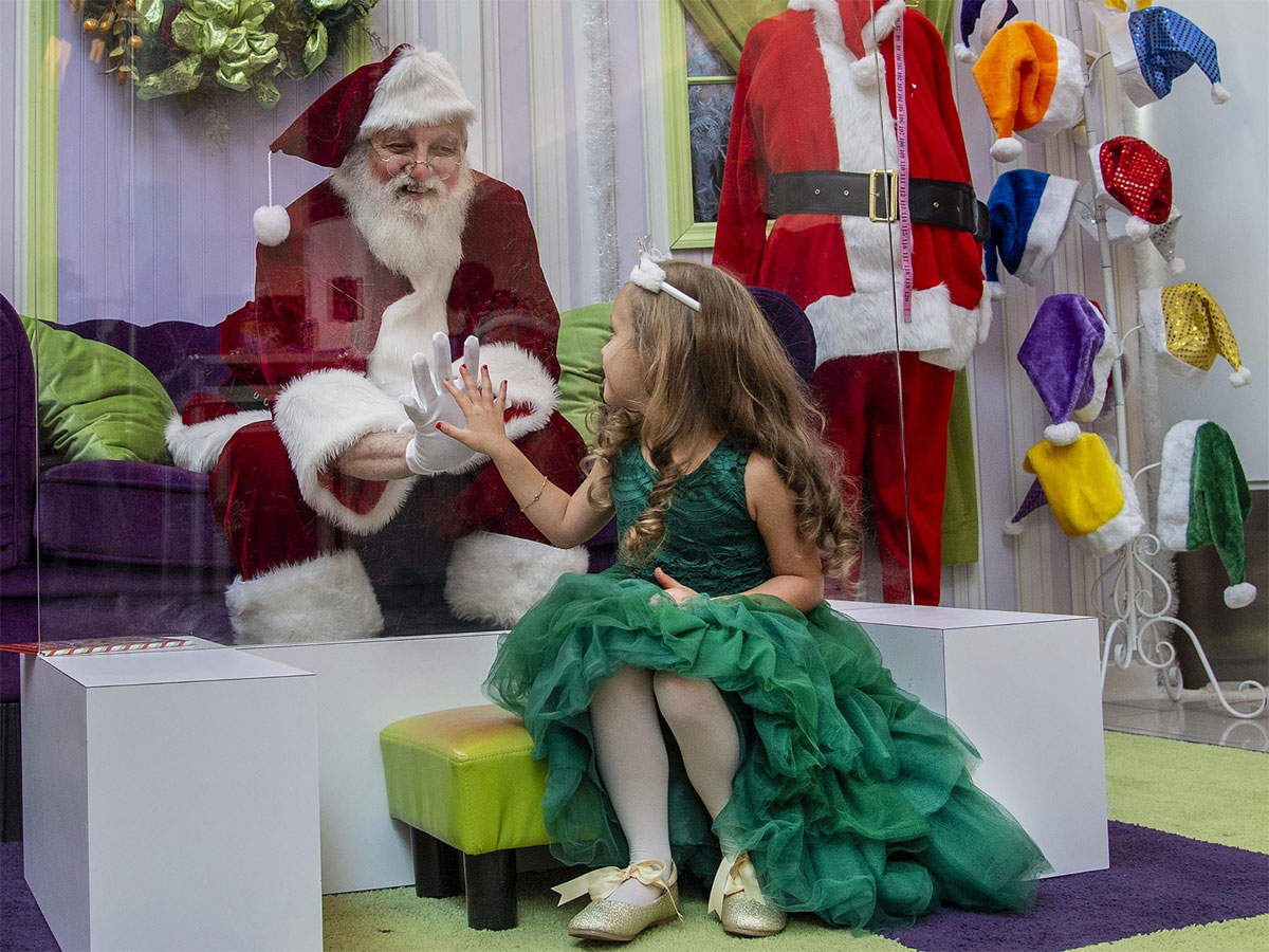 From video calls to plexiglass, Santa claus will wish you from a distance in Covid times