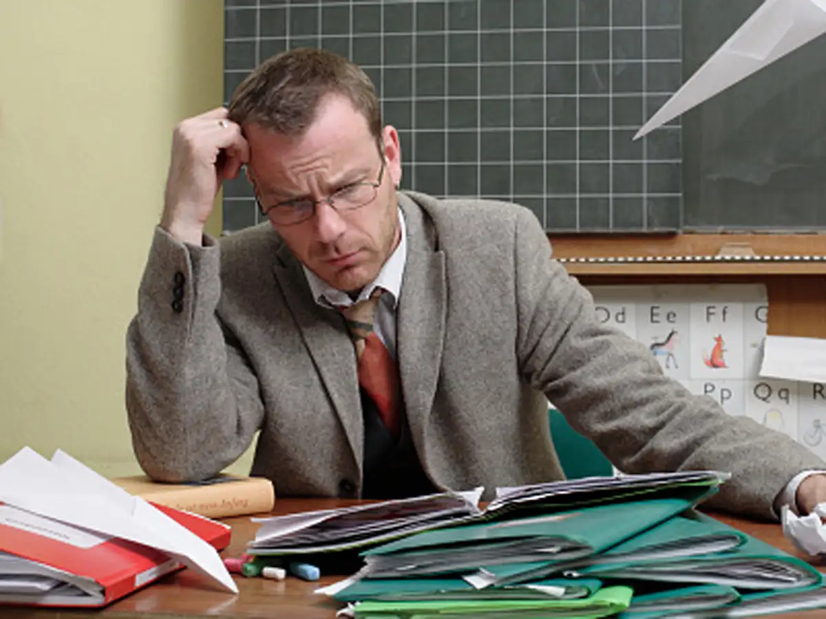 стресс педагогов. стресс учителя. женщина в стрессе. стресс педагогов. школа стресс учитель.