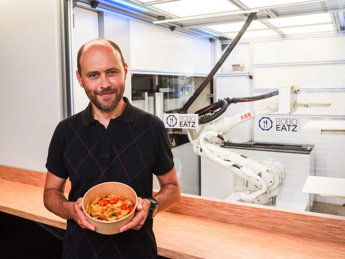 Latvia: Kitchen robot in Riga cooks up new future for fast food