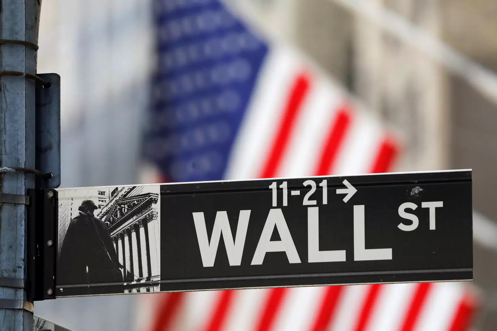 Wall Street reverses, ends higher in late session rally