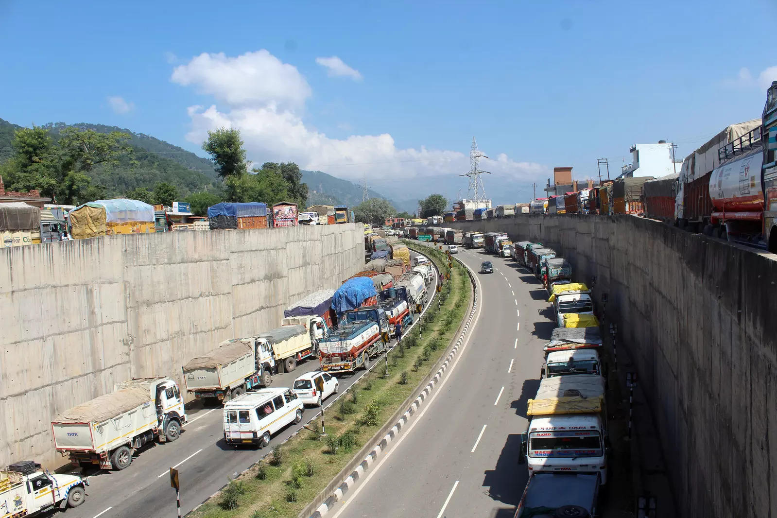 Govt directs construction companies to ensure hassle-free traffic on Jammu-Srinagar National Highway