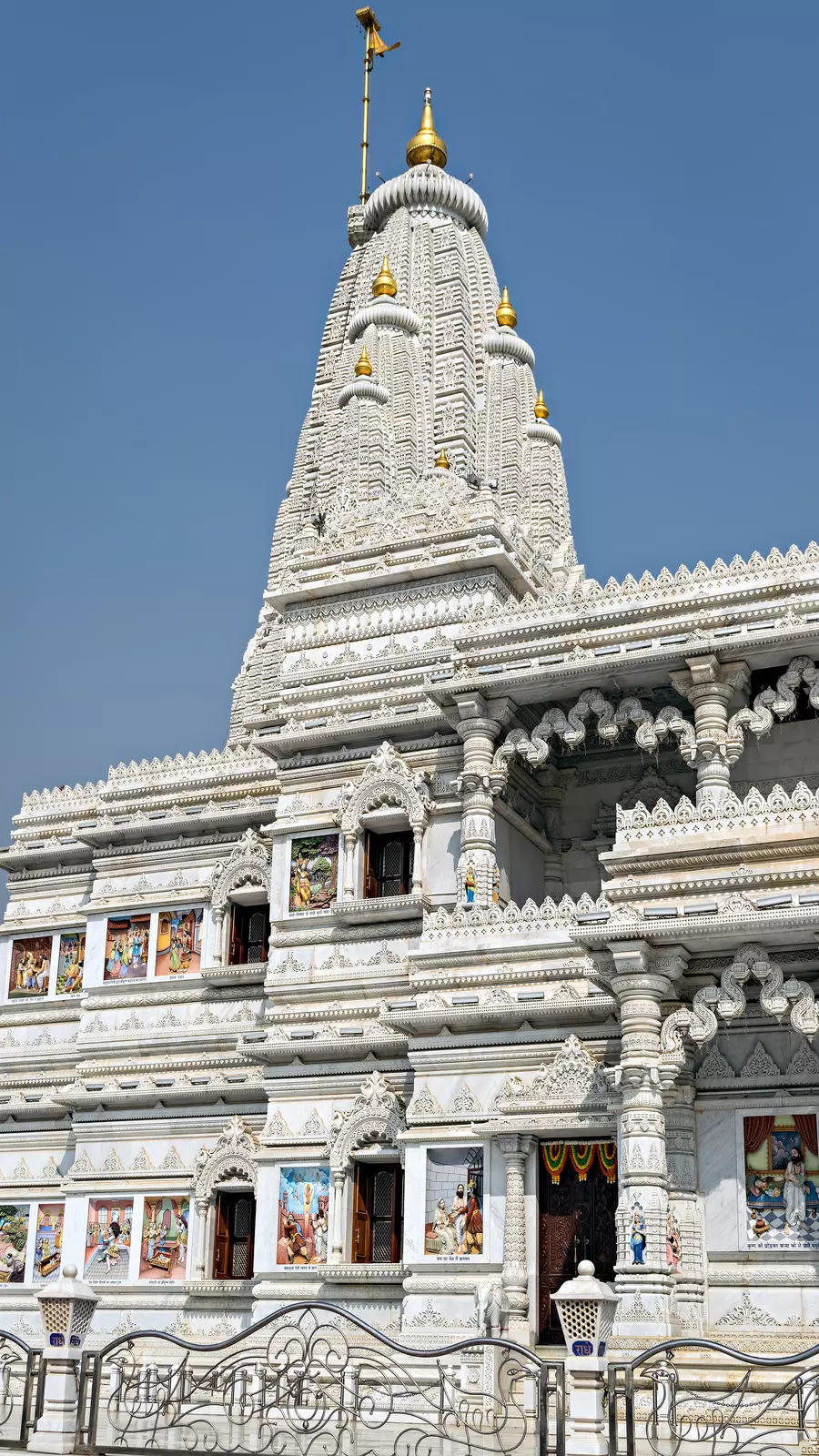 Prem Mandir is a white marble Hindu temple in Vrindavan, Mathura, Uttar  Pradesh. Imbued with elegance and grandeur, the Prem Mandir is a ... |  Instagram