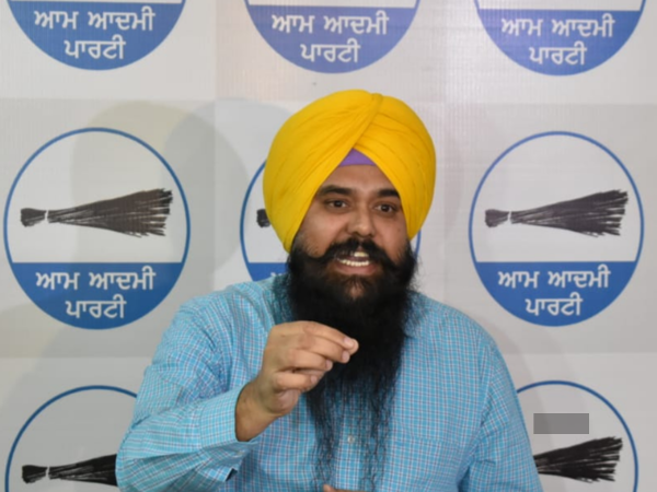 AAP leader Kang accuses ex-MLAs of Cong, SAD of not returning 'MLA stickers'