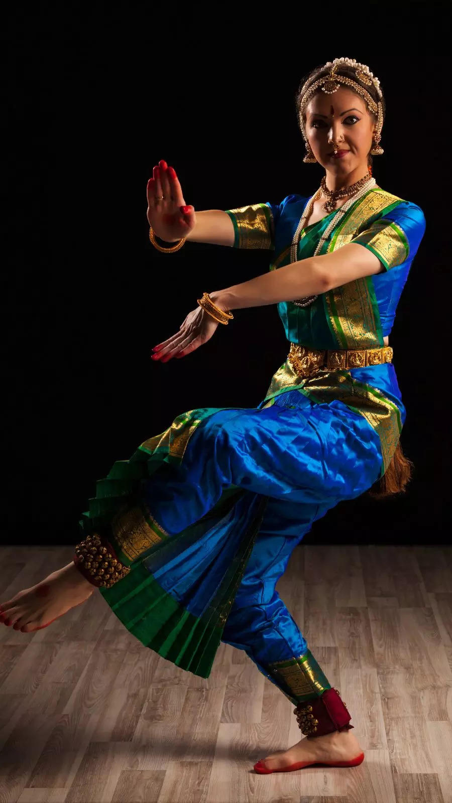 Bharatanatyam red and gold costume | Dance photography poses, Bharatanatyam  poses, Teen photography poses