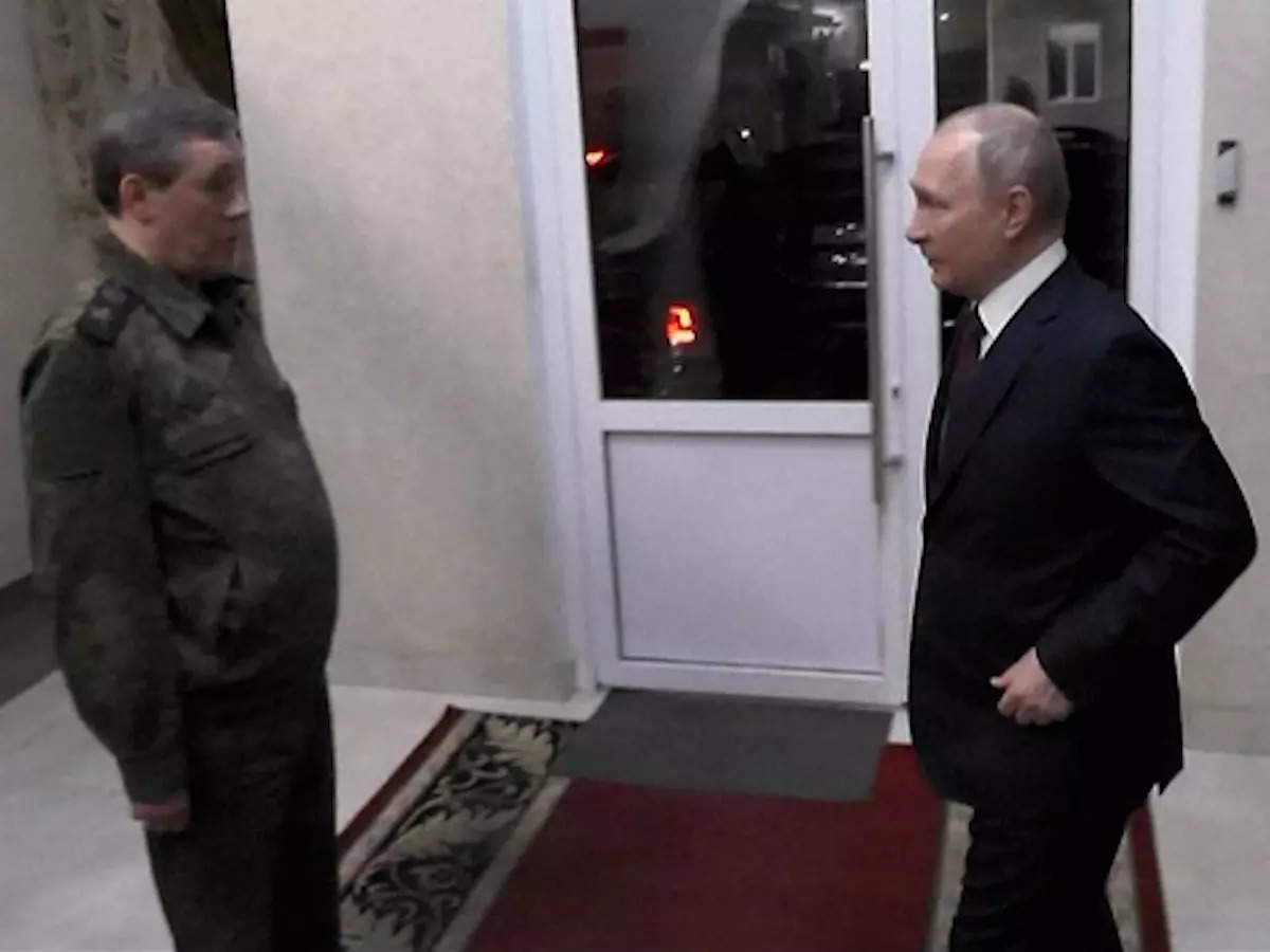 Russian President Vladimir Putin visits command centre in Rostov on Don, watch!
