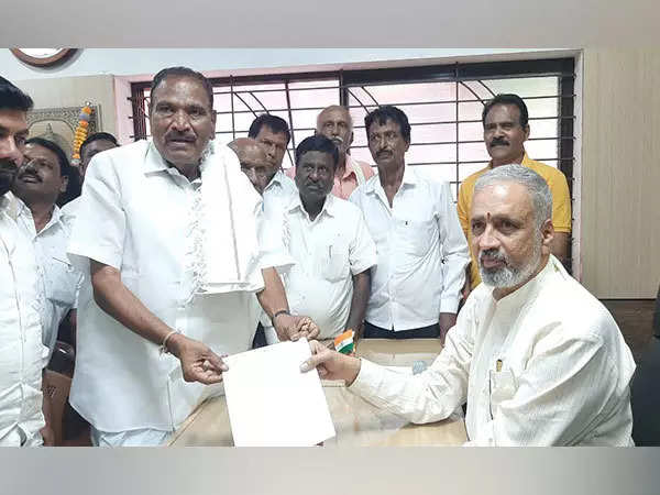 Karnataka Polls: JDS MLA from Hassan district resigns, seeking future in Congress