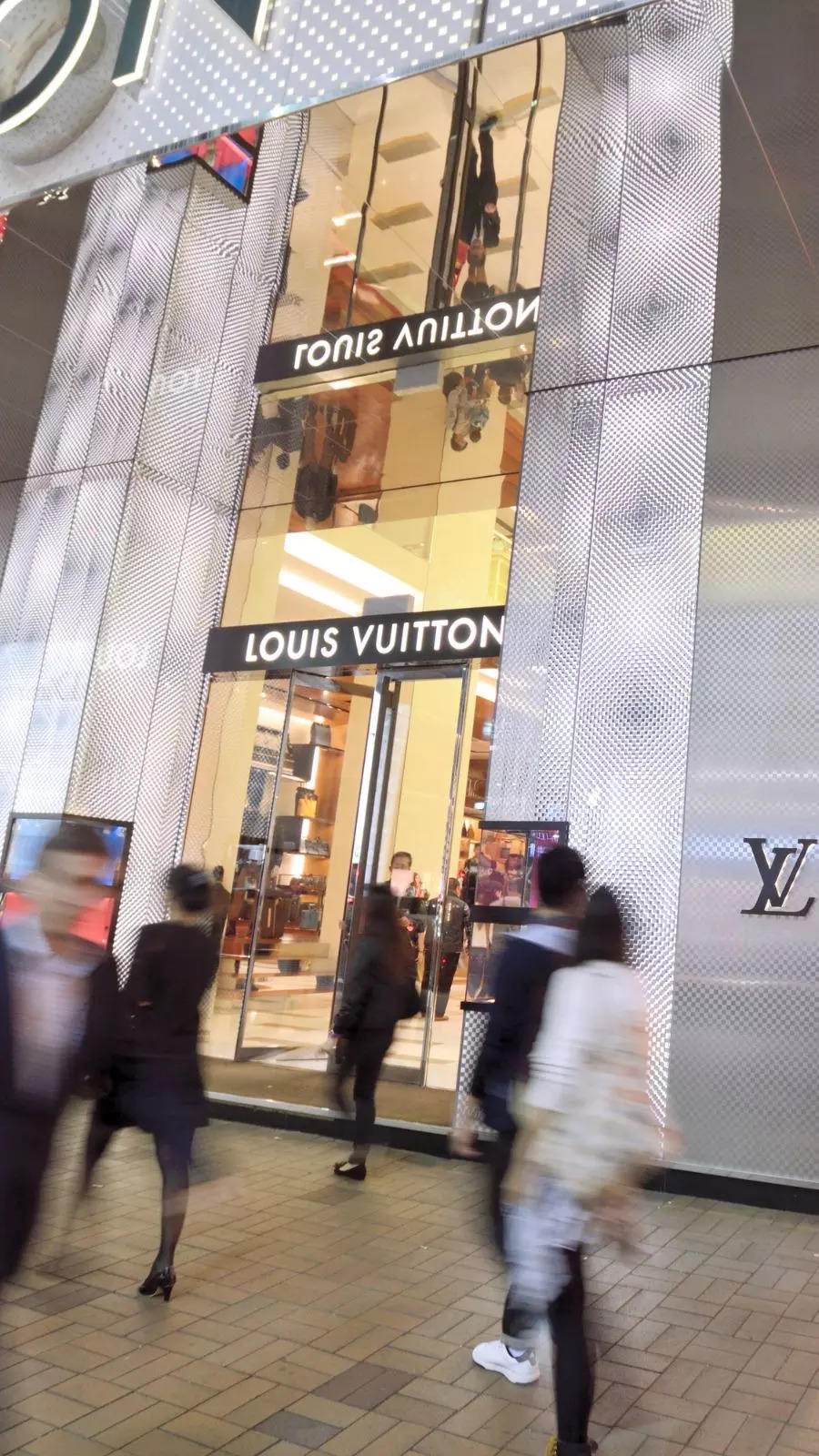 Louis Vuitton: LVHM becomes 1st European company to cross $500 billion  market cap