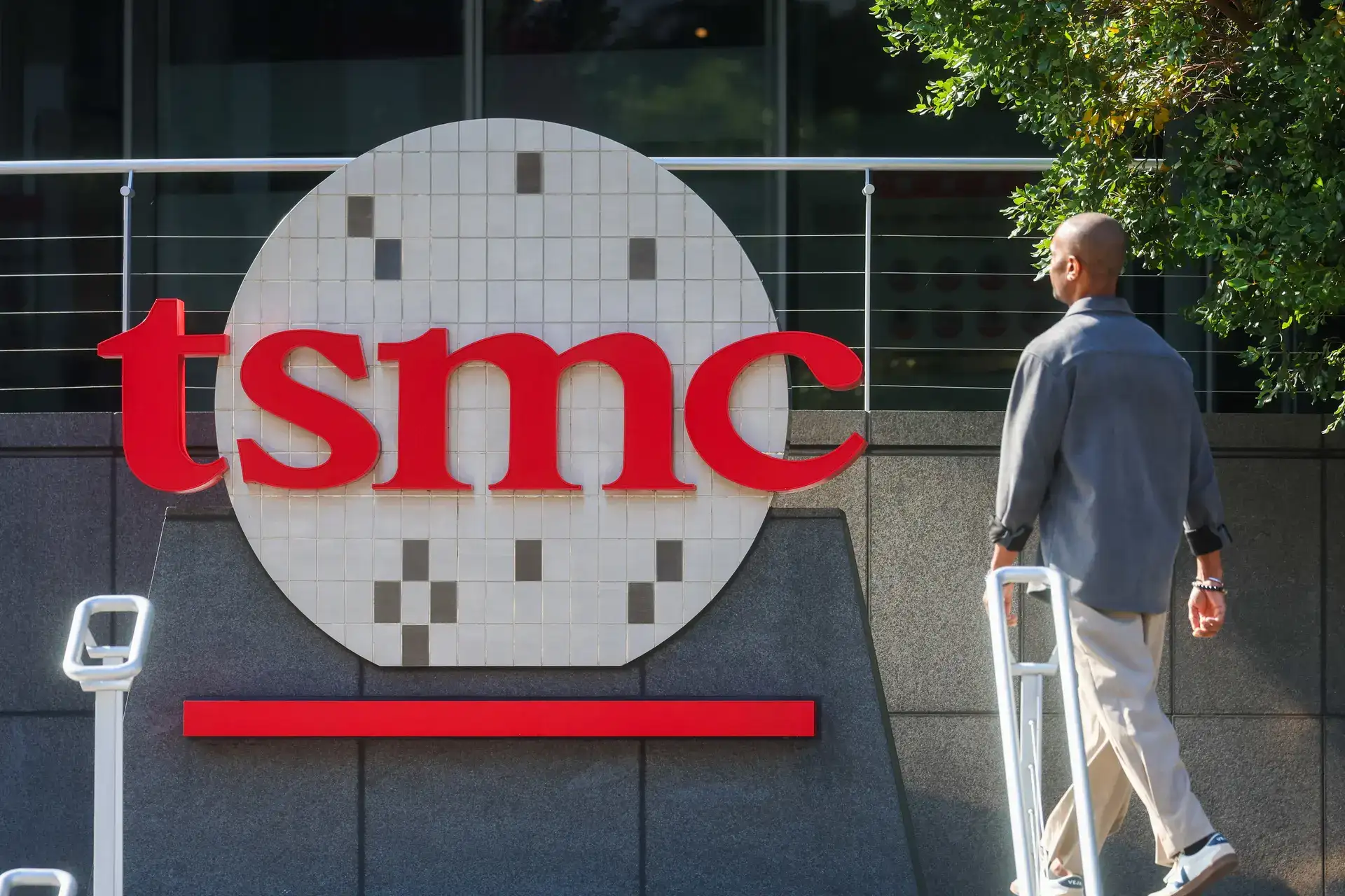 TSMC boss upbeat on outlook as AI boom shows no sign…