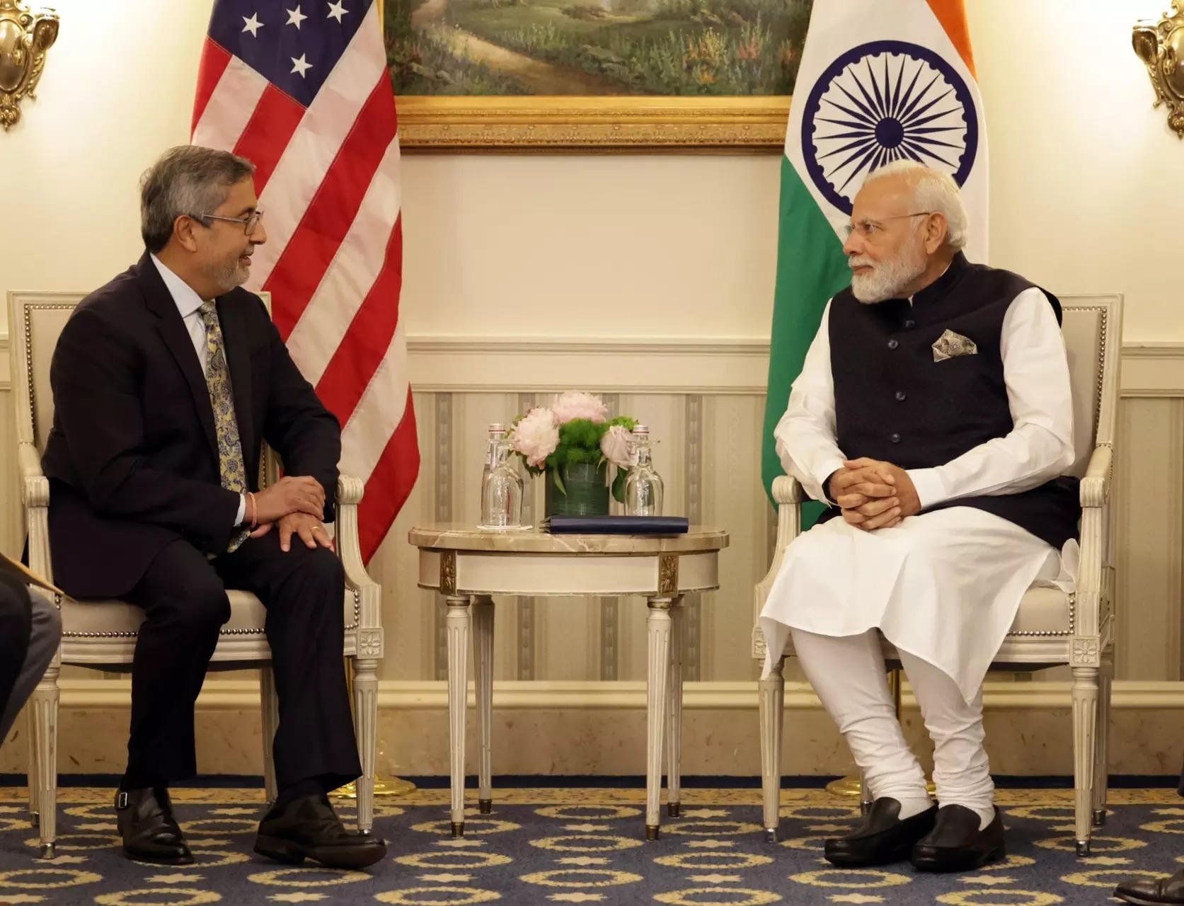 Washington: Prime Minister Narendra Modi with Micron CEO Sanjay Mehrotra during a meeting, in Washington, USA, Wednesday, June 21, 2023. (Photo:IANS/Twitter)