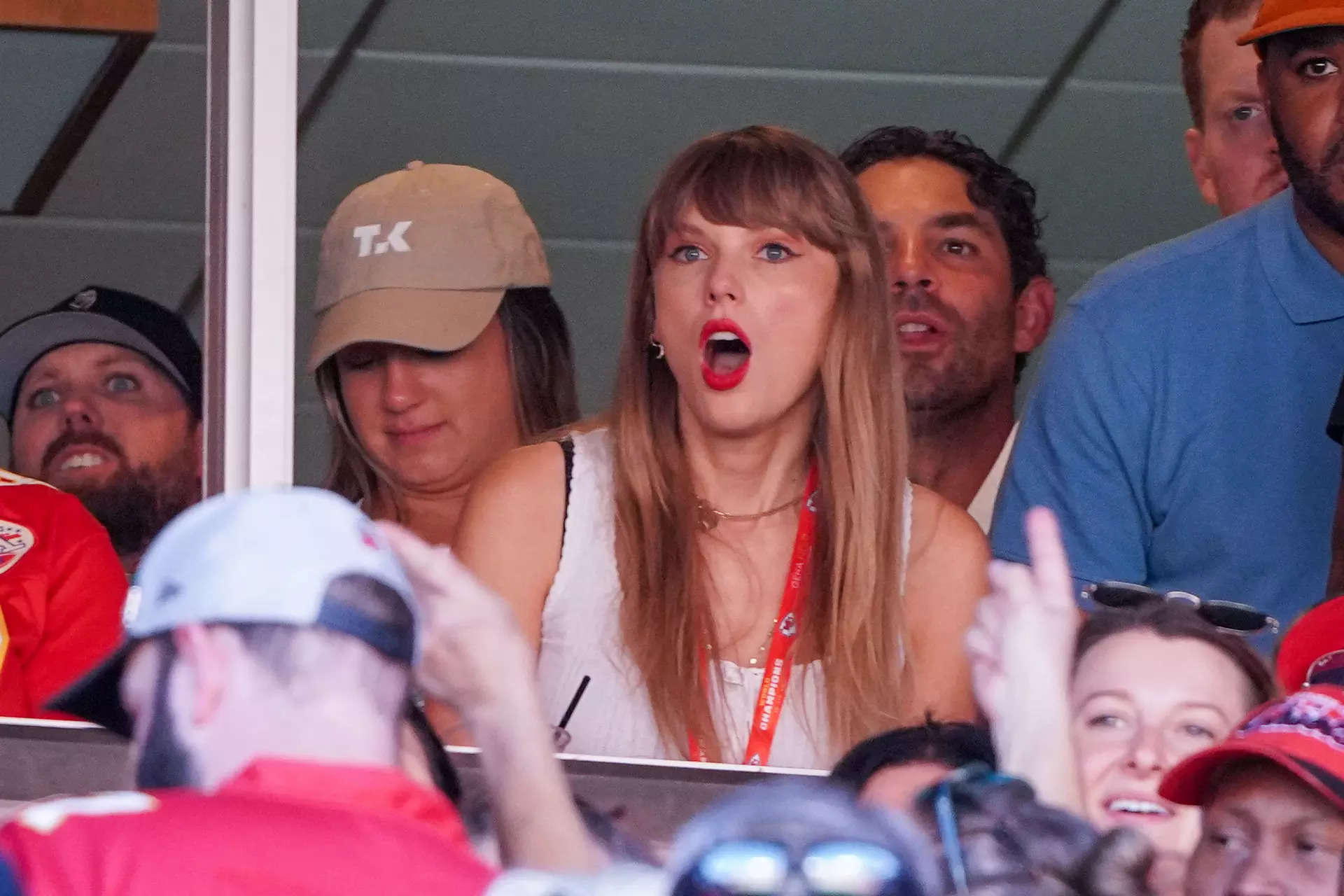 Taylor Swift turns out to see Travis Kelce, Kansas City Chiefs play Chicago  Bears - ABC News