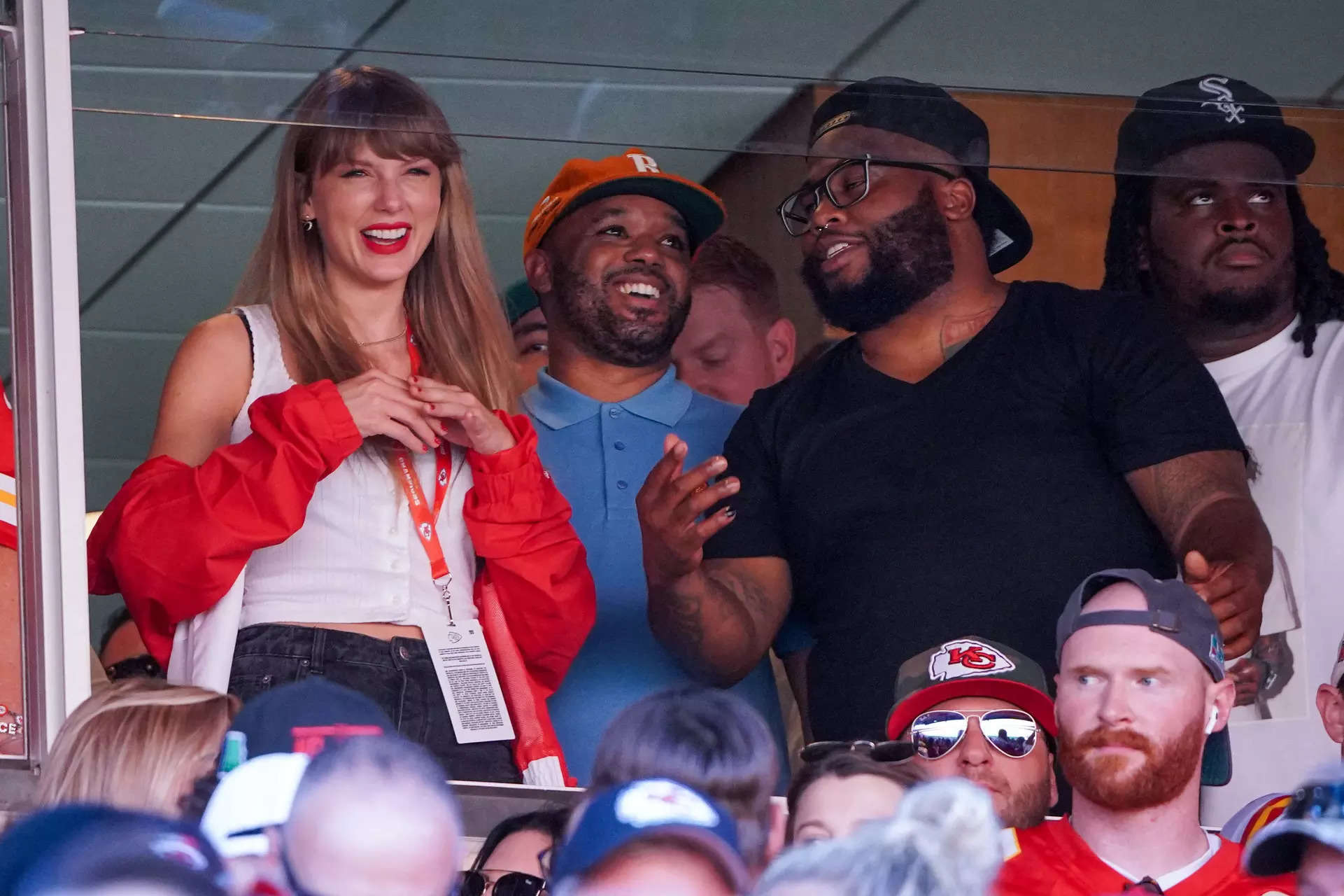 Taylor Swift turns out to see Travis Kelce, Kansas City Chiefs play Chicago  Bears - ABC News