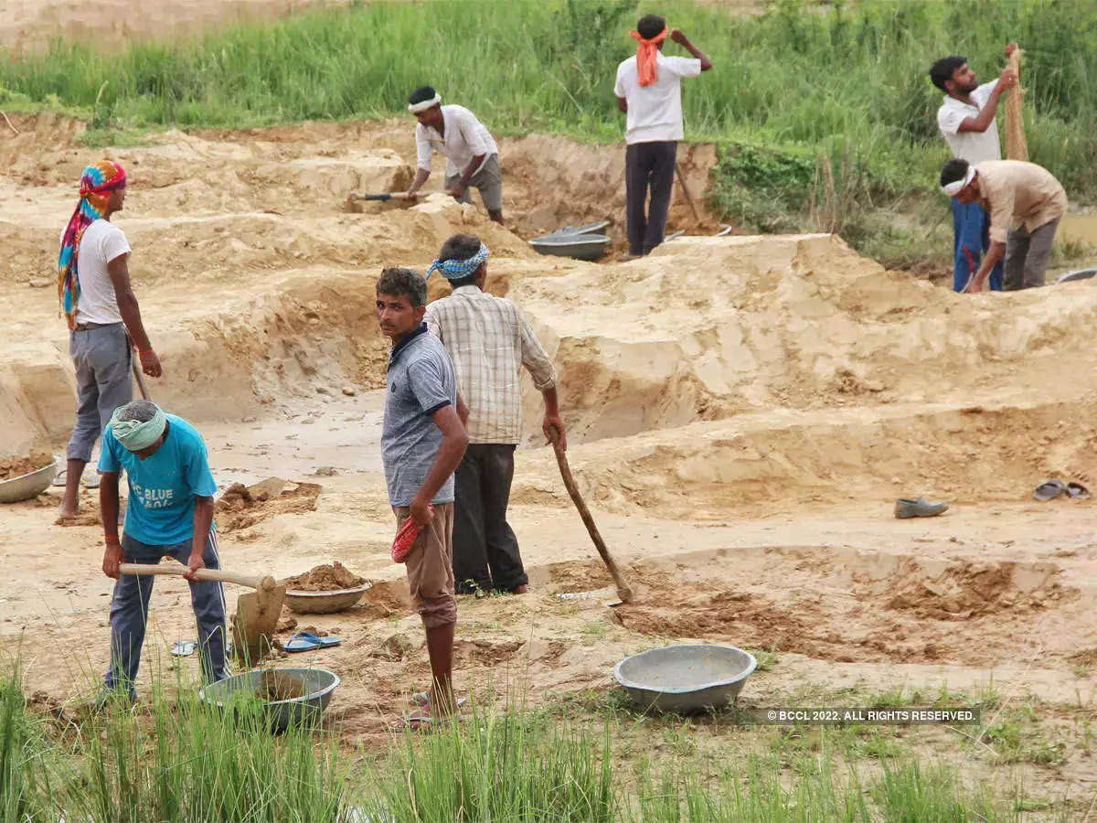 Erratic rains force farm labour to stick to NREGS 