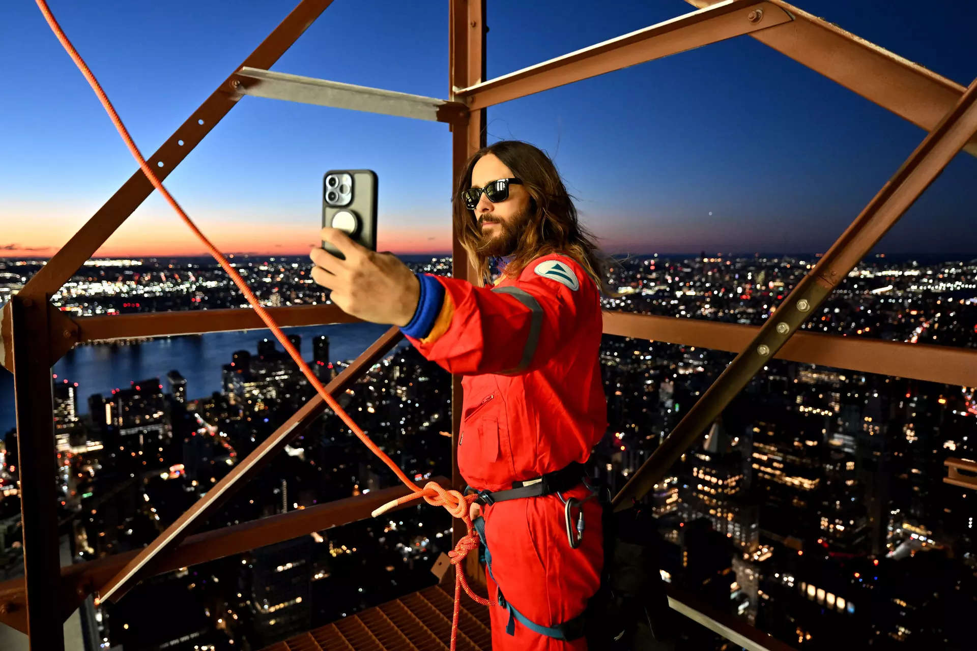 Jared Leto becomes the first person to legally climb the Empire State Building 