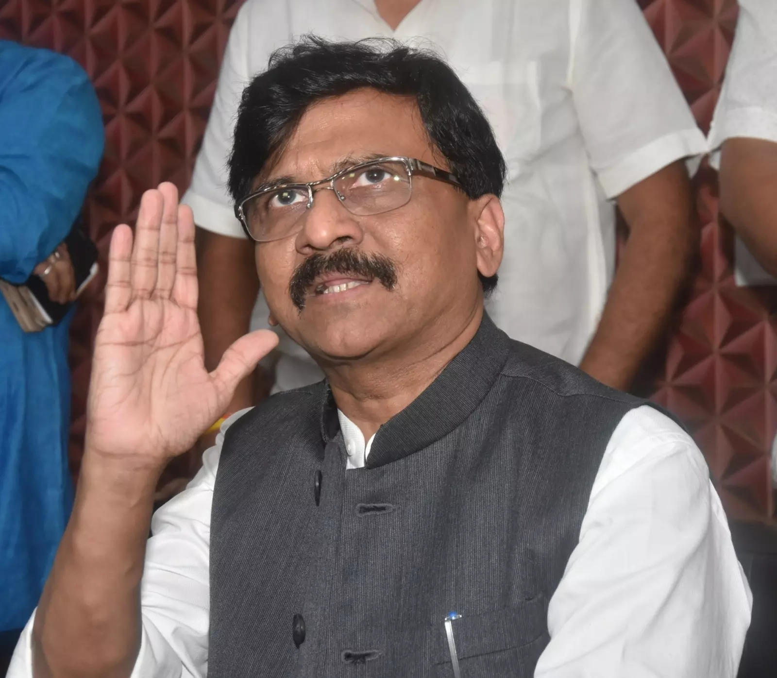 'Caged parrot' ECI a sham, is favouring BJP, alleges Sanjay Raut 
