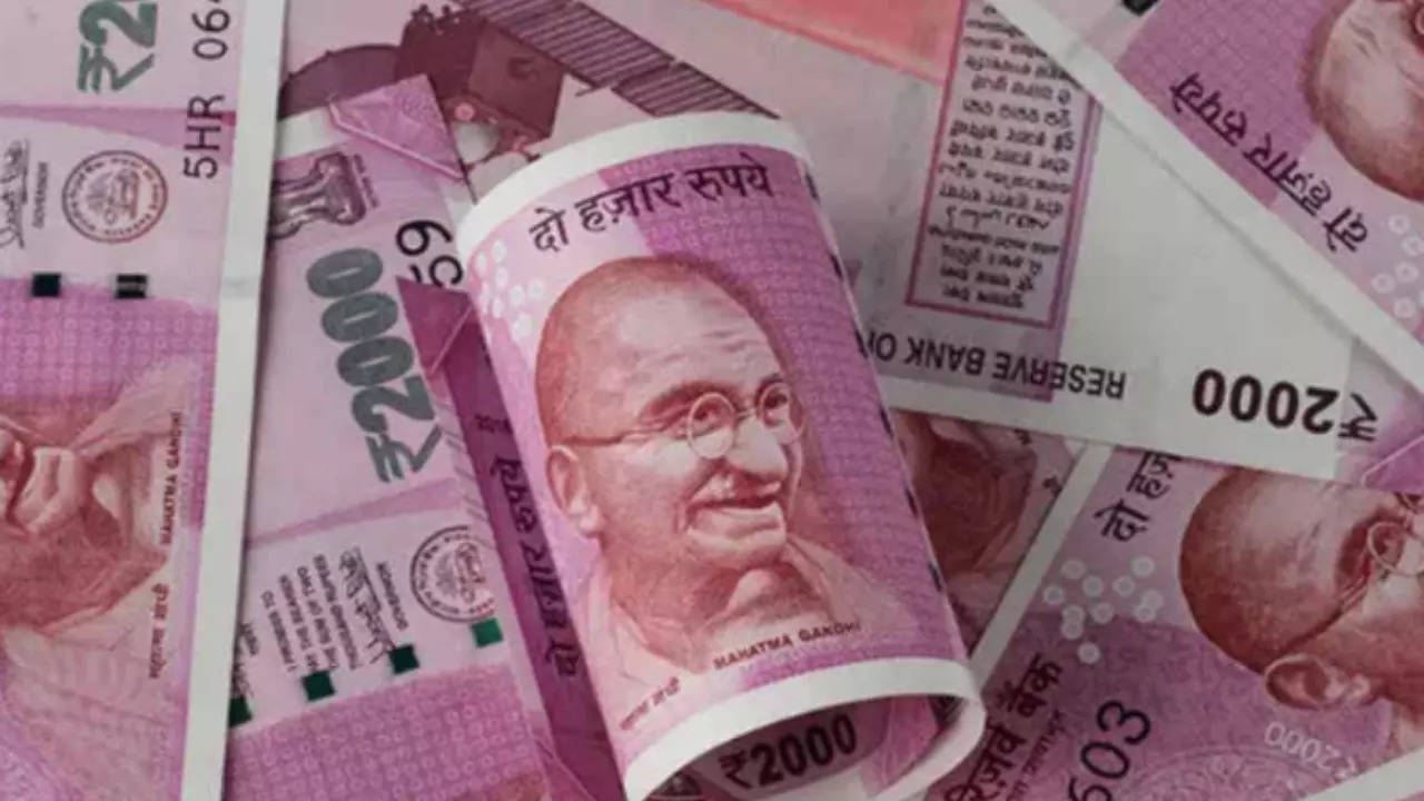 Rupee falls to record closing ahead of U.S. Fed outcome 