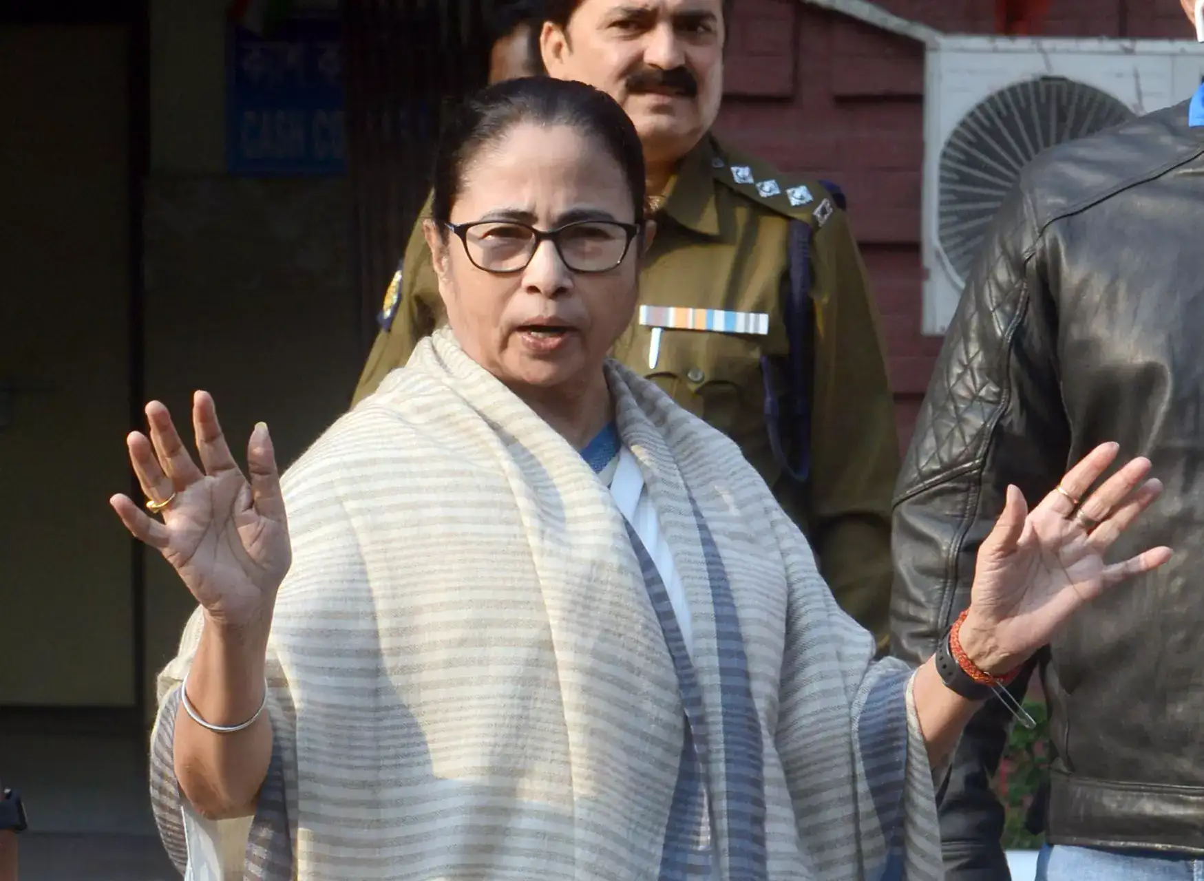 WB CM Mamamta Banerjee & Metro at loggerheads over Dakshineswar Skywalk