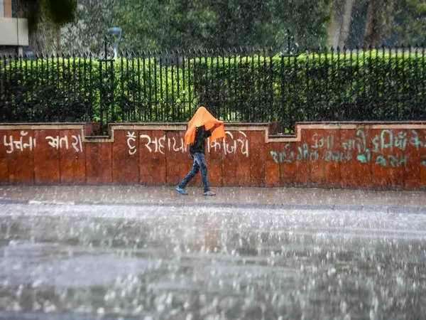 IMD predicts heavy rainfall and thunderstorms across multiple states as  Delhi-NCR witnesses major weather disruptions 