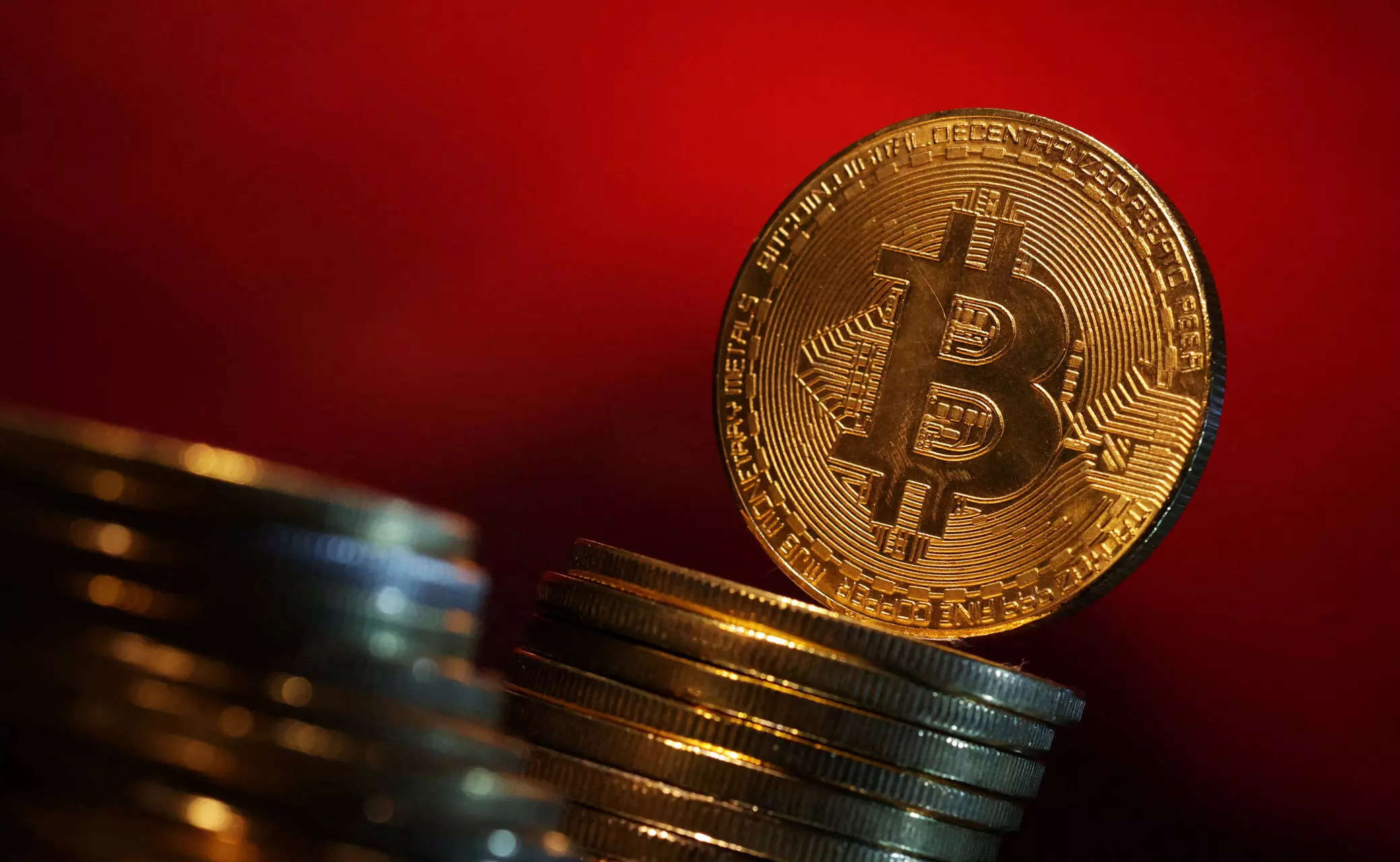 Bitcoin trades at $62,000 level amid regulatory scrutiny in the US 