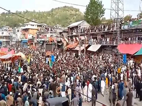 One police officer killed, over 100 injured in clashes during protest in PoK 