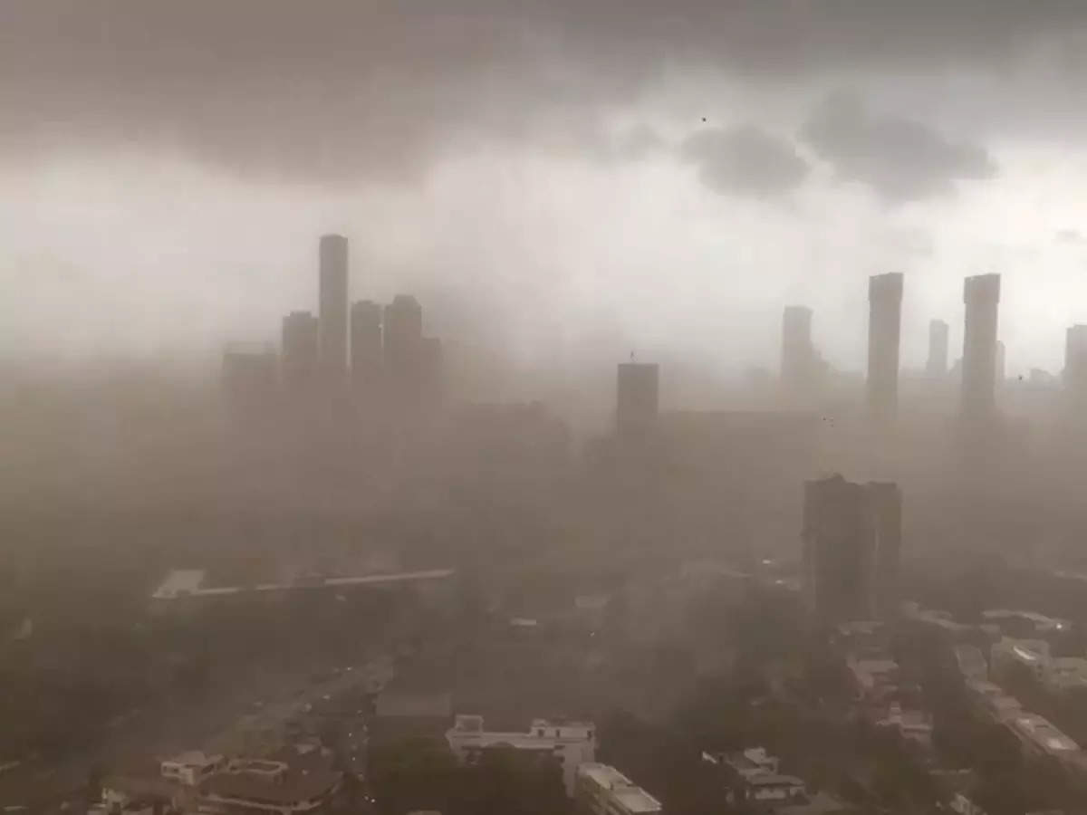 Dust, thunderstorm hit Mumbai, local train & flight services affected; IMD issues warning 