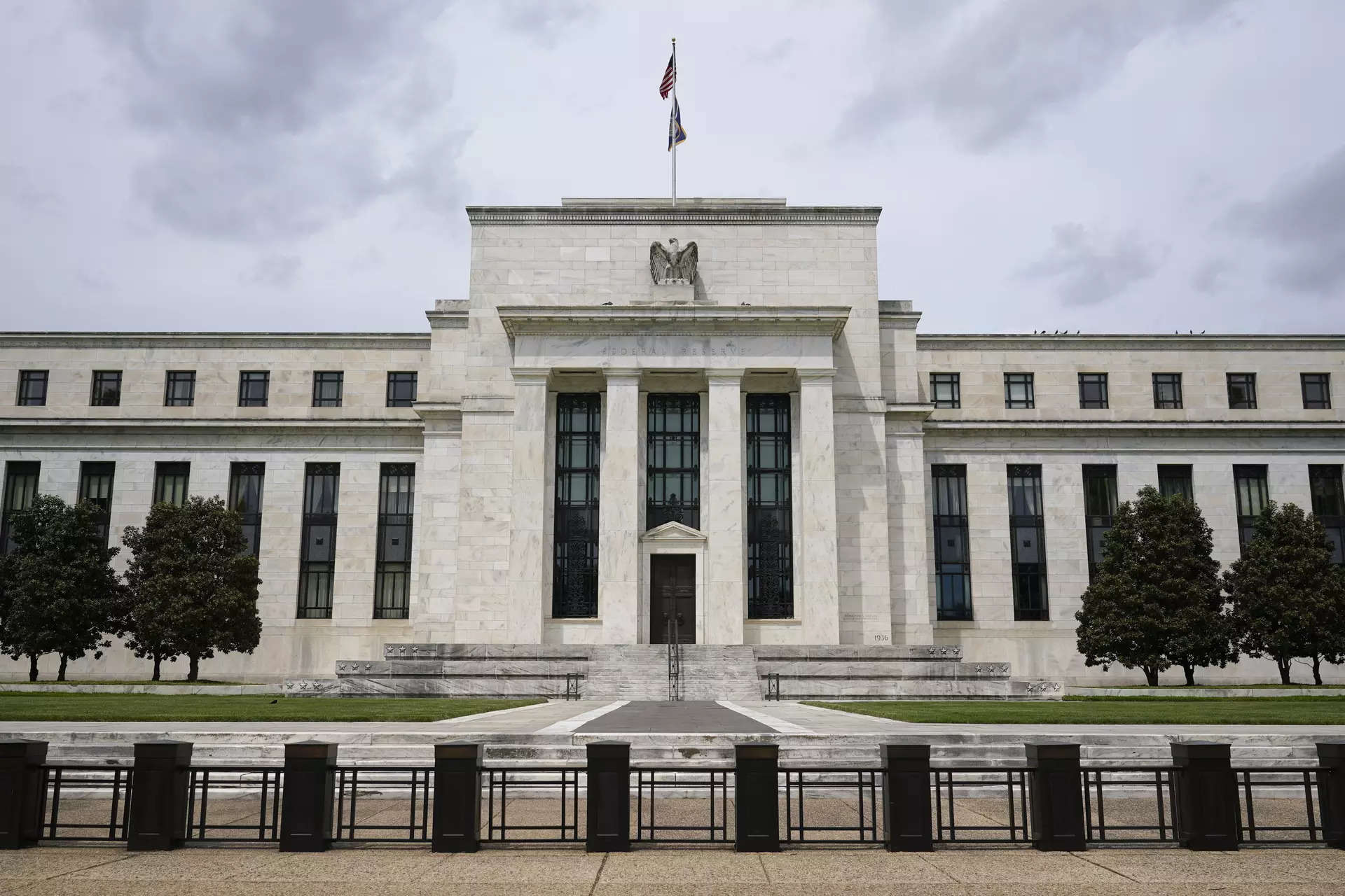 Fed remains cautious on cuts even as data improves 