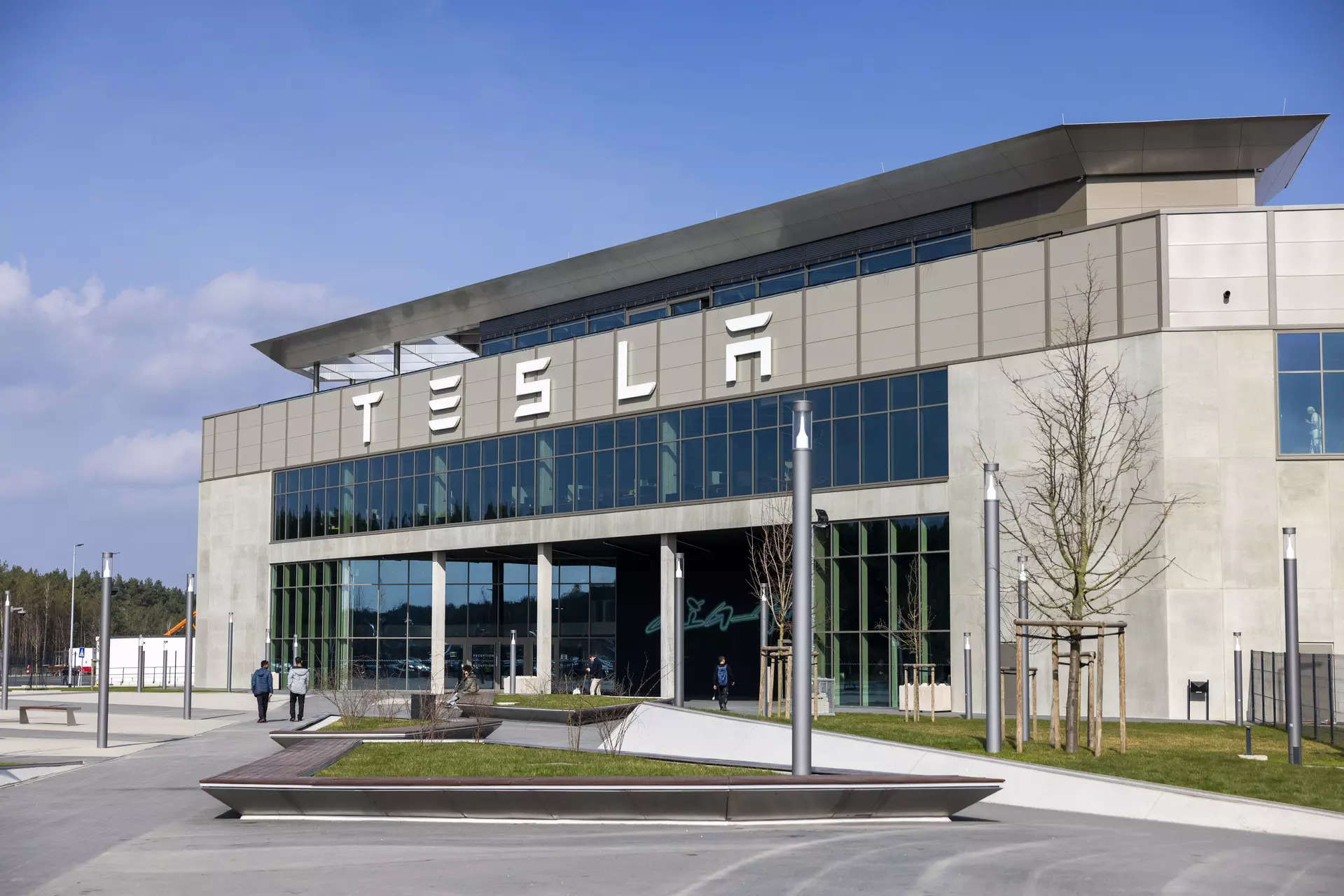 Tesla doing damage-control, discounts for European fleet buyers 