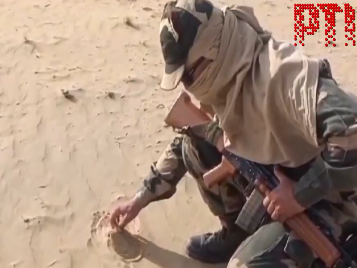 BSF jawan roasts papad in sand in Rajasthan. Watch video 