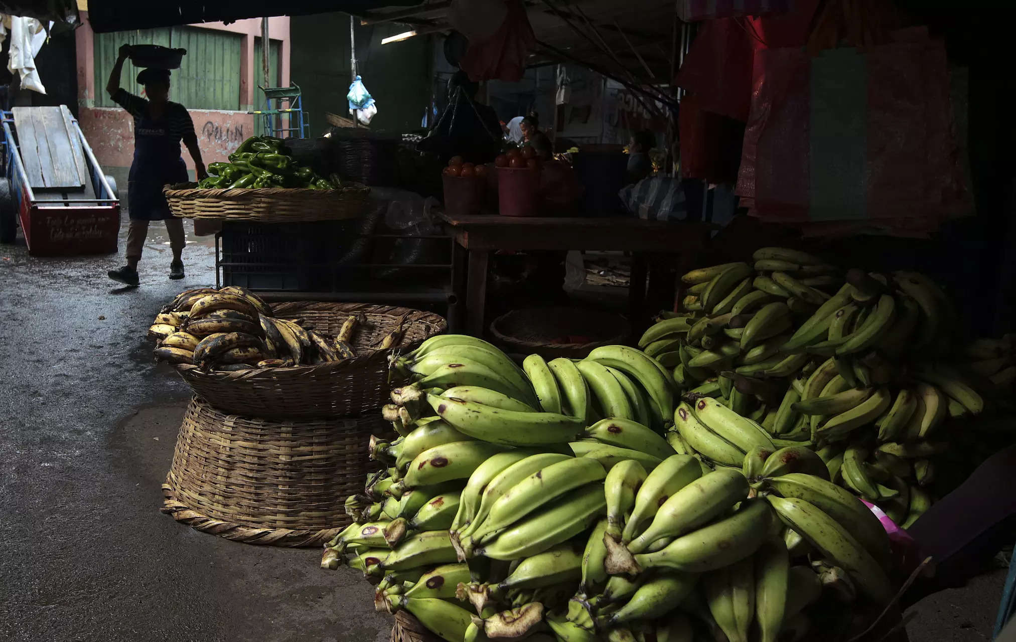 As India sizzles, rotten bananas expose a cold problem 