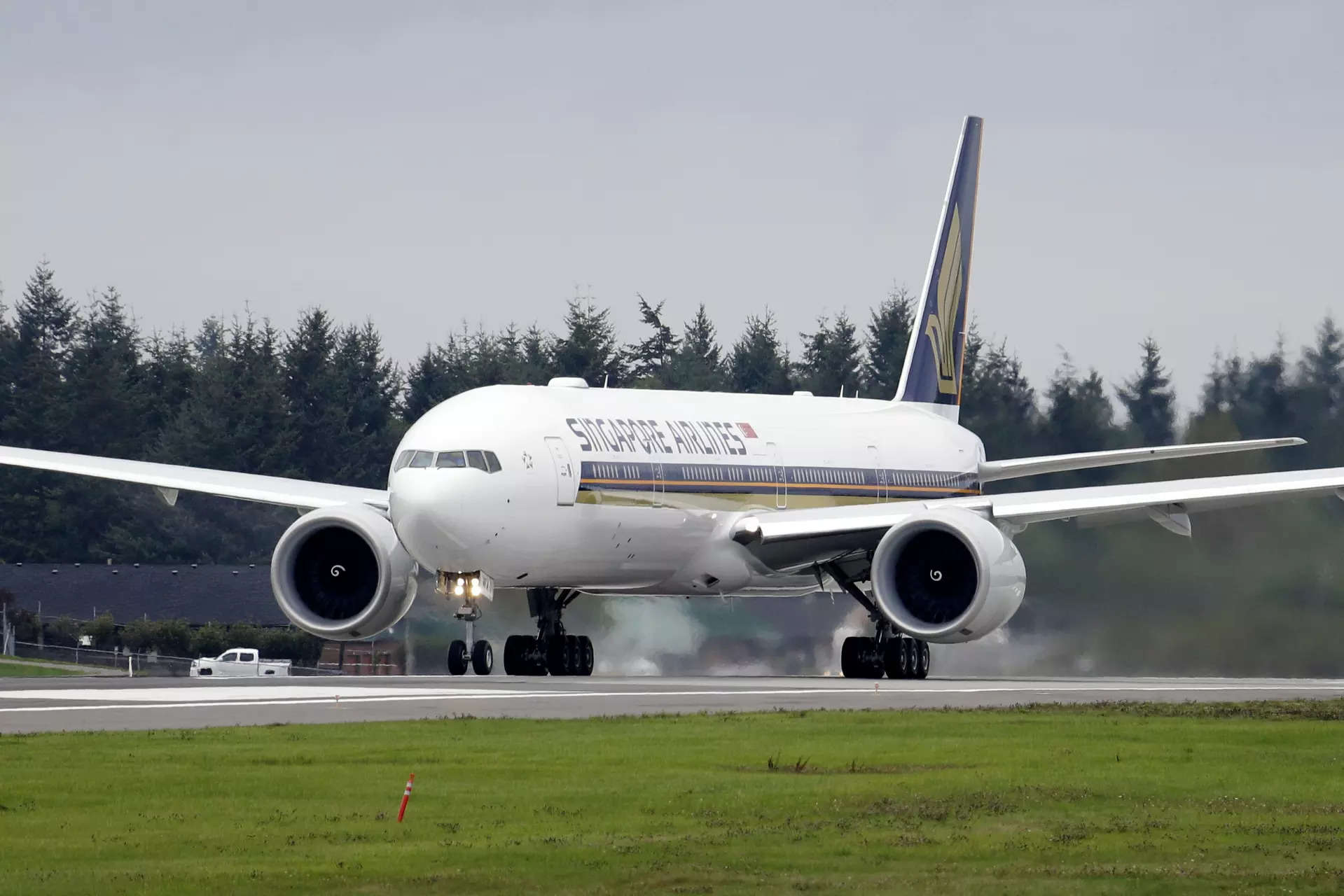 Passengers had seconds to react as turbulence hit Singapore flight 