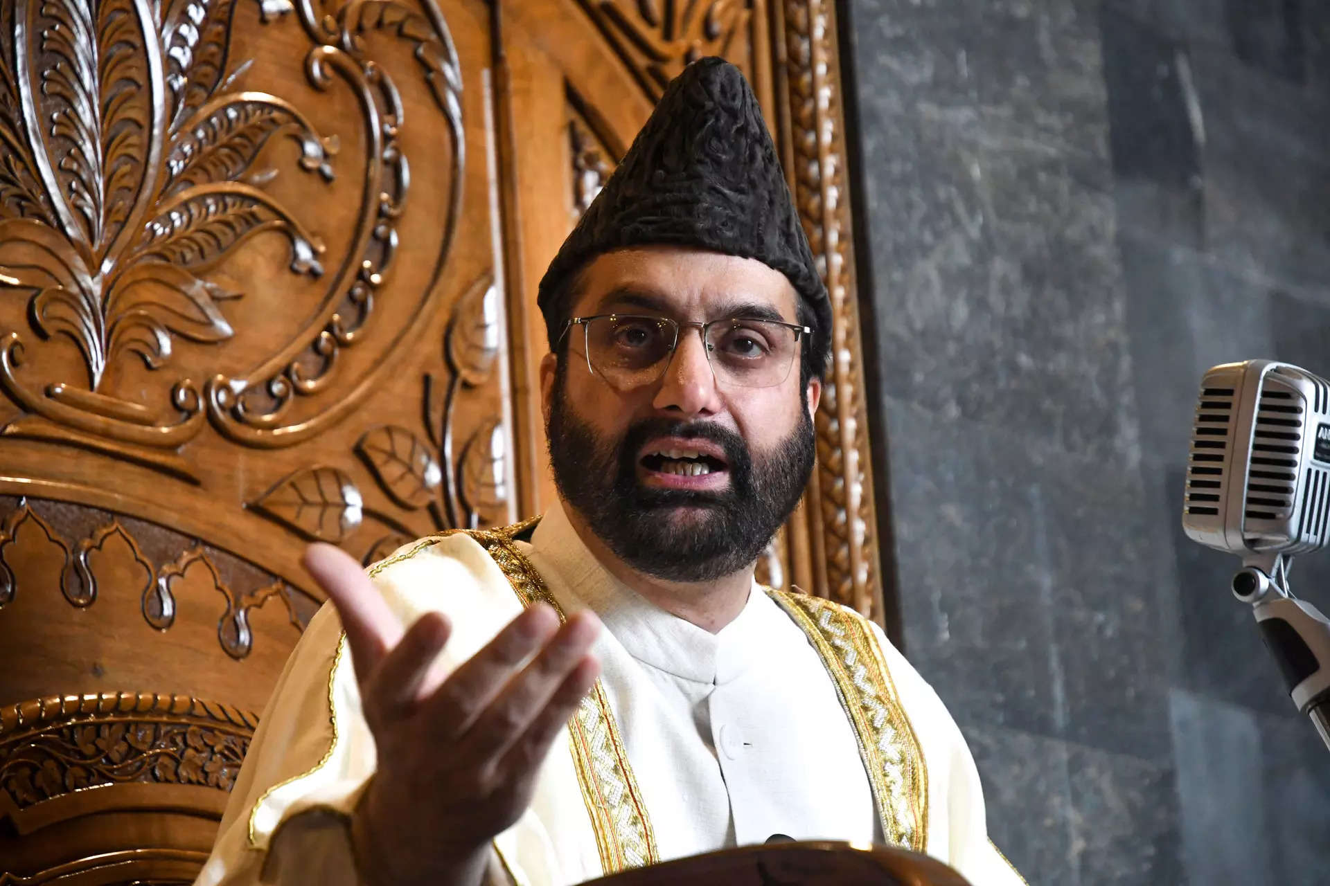 Mirwaiz hopes new govt in New Delhi takes realistic approach of dialogue for long lasting peace in Kashmir 