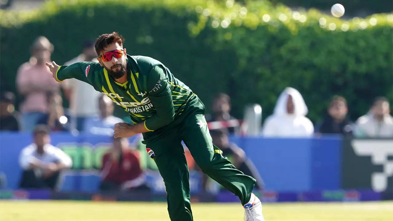 Salim Malik accuses Imad Wasim of deliberately wasting balls in Pakistan's defeat against India in T20 WC 