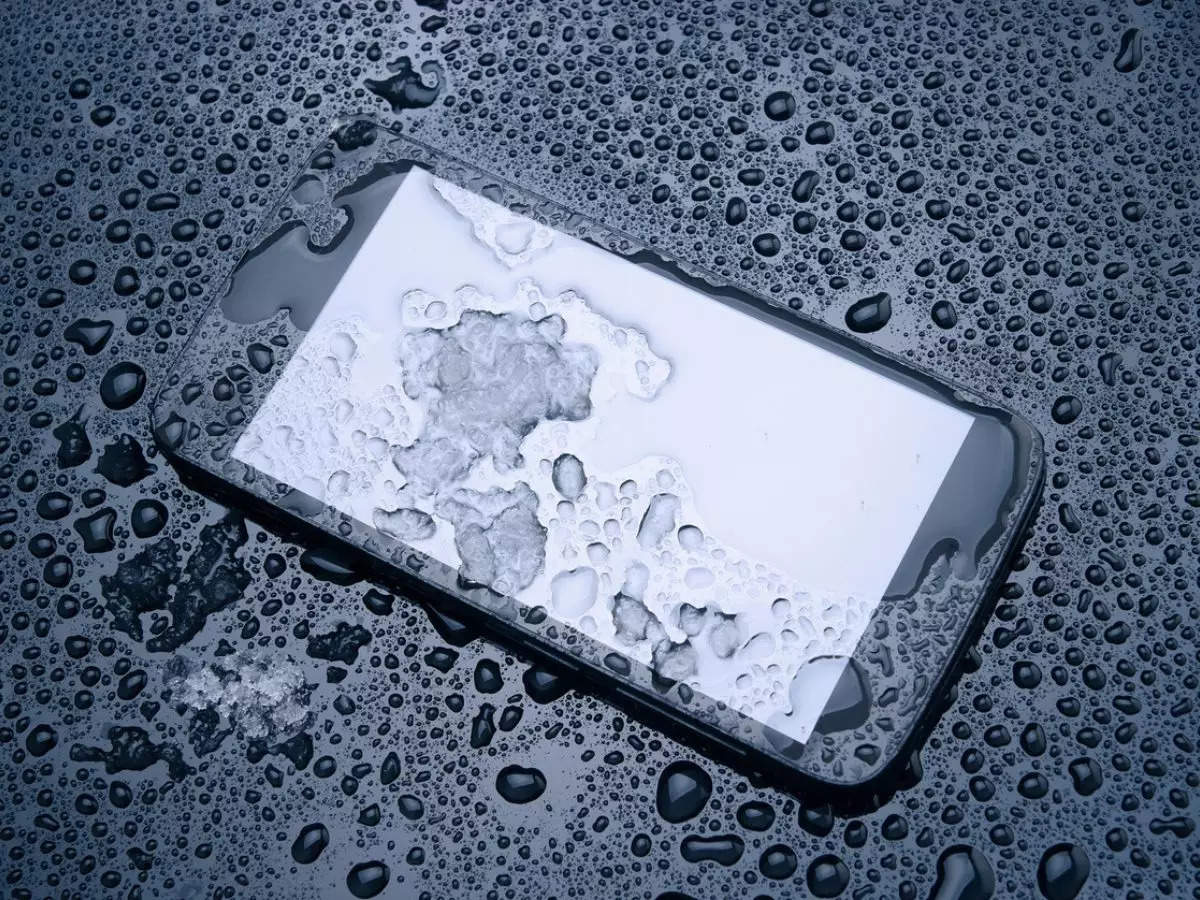 5 ways to take care of your Apple and Android phone in monsoon 